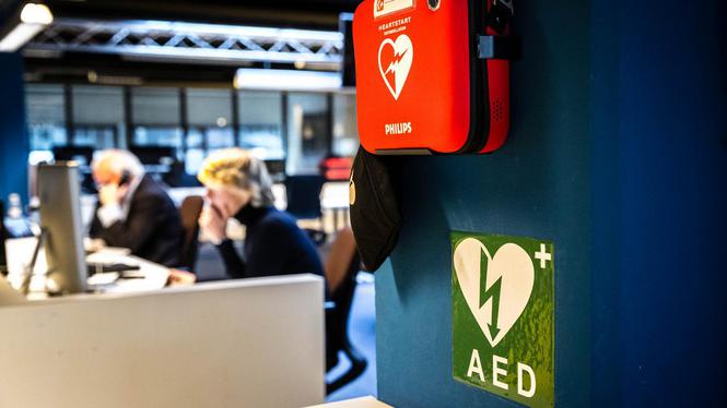 Promovenda Zijlstra: Plaats AED’s aan gevels van woonhuizen, daar kunnen we mensenlevens mee redden